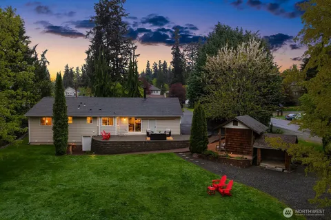 a view of a house with backyard and garden