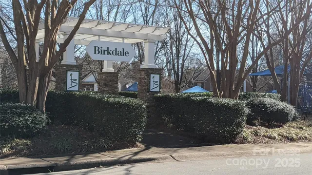 a sign that is sitting on a brick wall