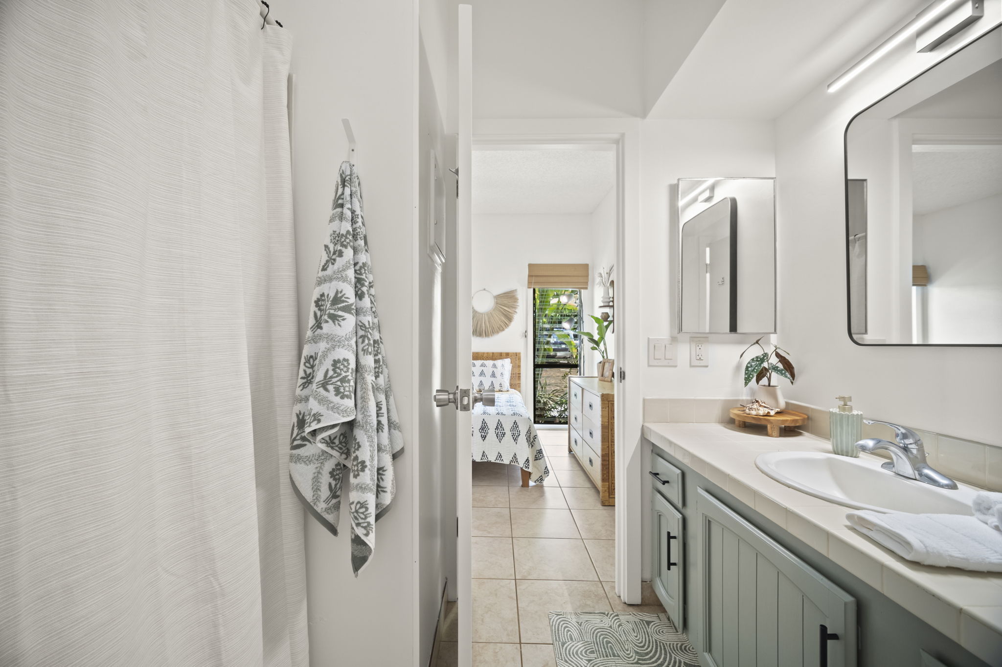 410 Papaloa Road, Unit 316 Kapaa, HI 96746 - Photo 25 of 30 a bathroom with a sink and a mirror