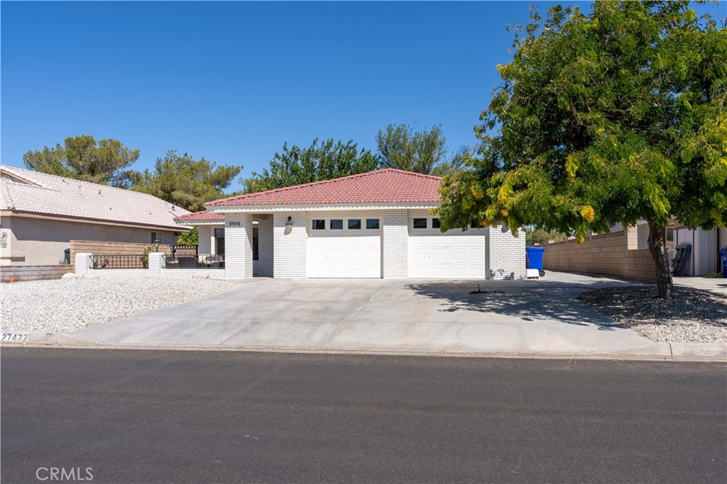 27472 Cloverleaf Drive Helendale, CA 92342 - Photo 1 of 1 a front view of a house with a yard