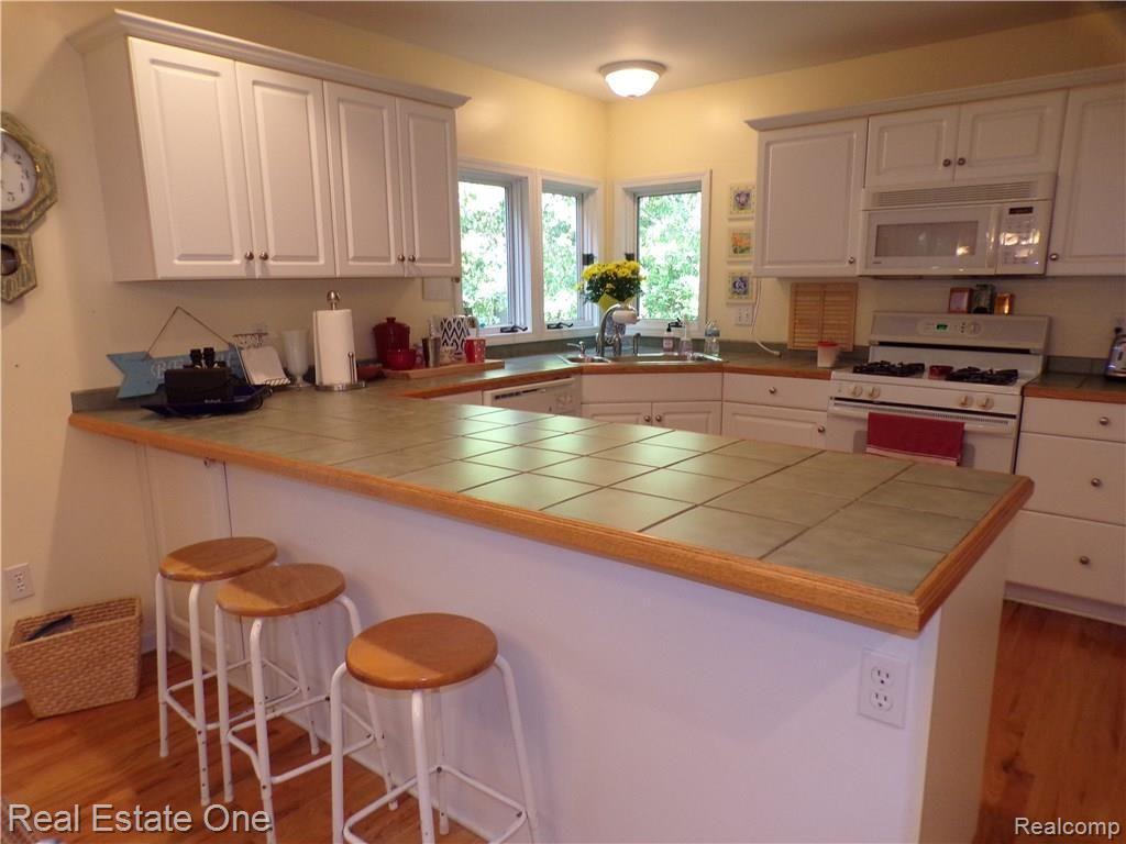 1233 School Road Rochester Hills, MI 48307 - Photo 10 of 28