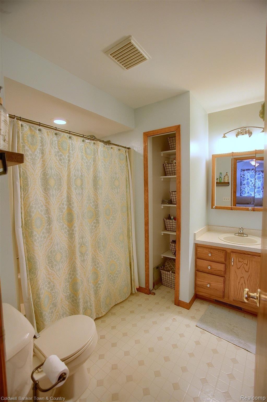 2457 Beck Road Howell, MI 48843 - Photo 15 of 27 31 Master-Bathroom-2nd-View.jpg