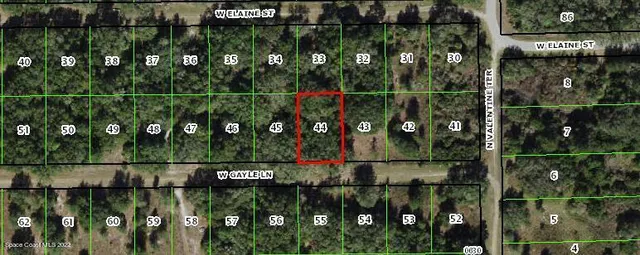 a street sign that is on the side of a building