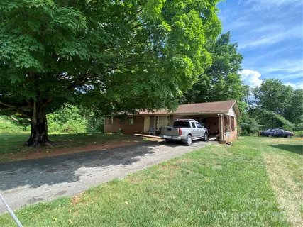 a view of a house with backyard
