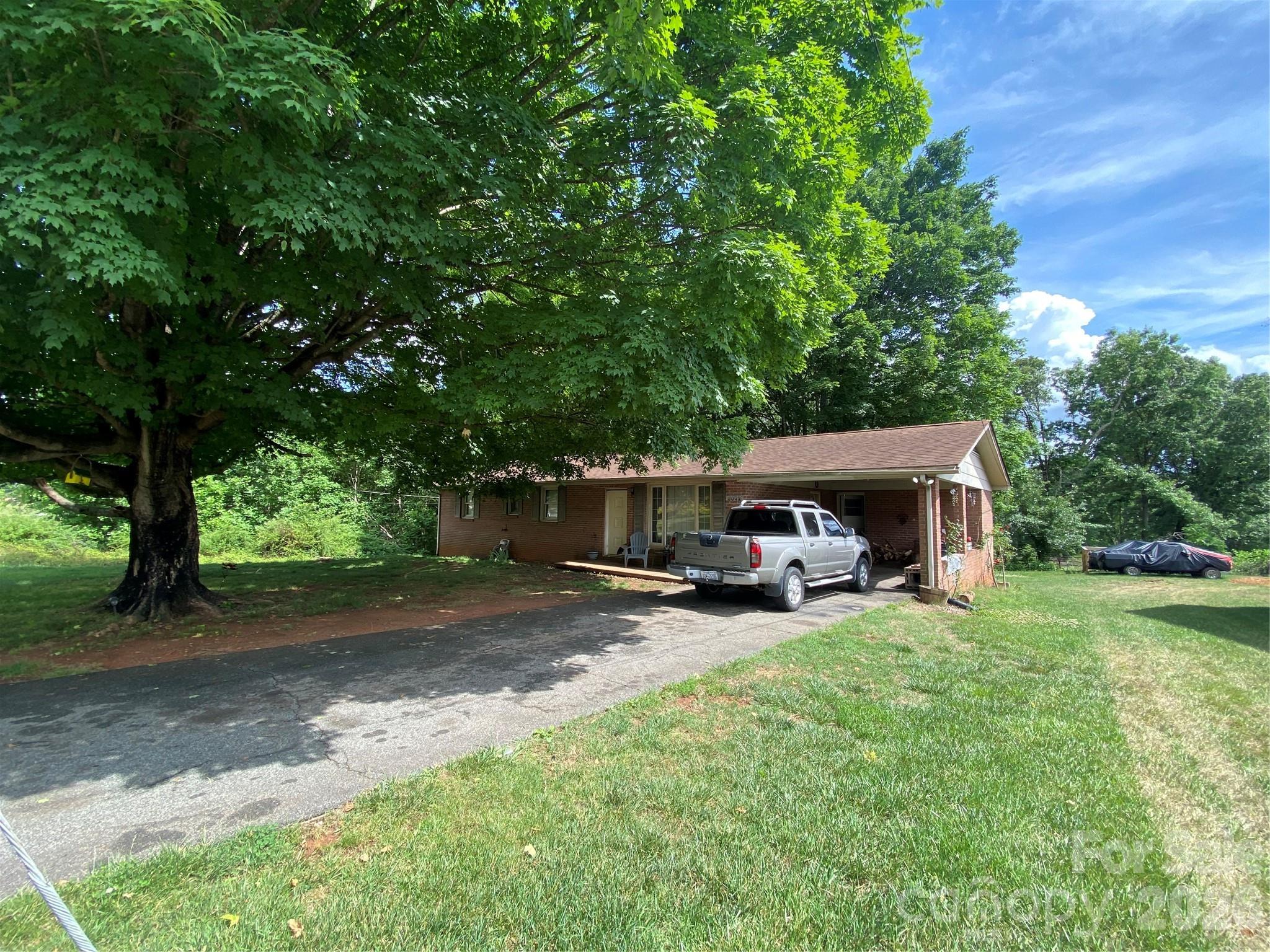 2071 Colonial Lane Hickory, NC 28601 - Photo 2 of 8