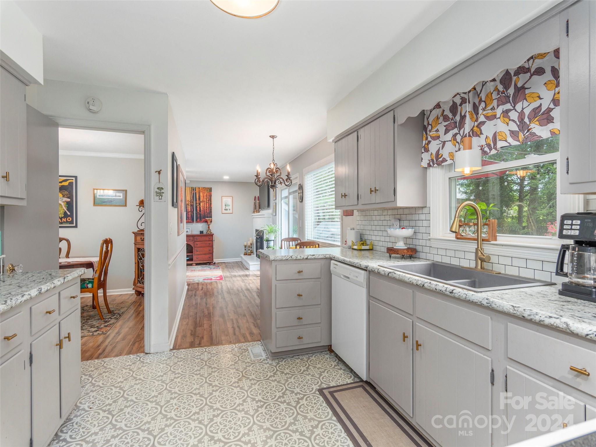521 Pineland Road Hendersonville, NC 28792 - Photo 11 of 29 Gallery Image 11