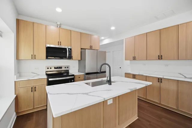 $2,000 | 1942 Elmwood Avenue, Unit 1F, Berwyn, IL 60402