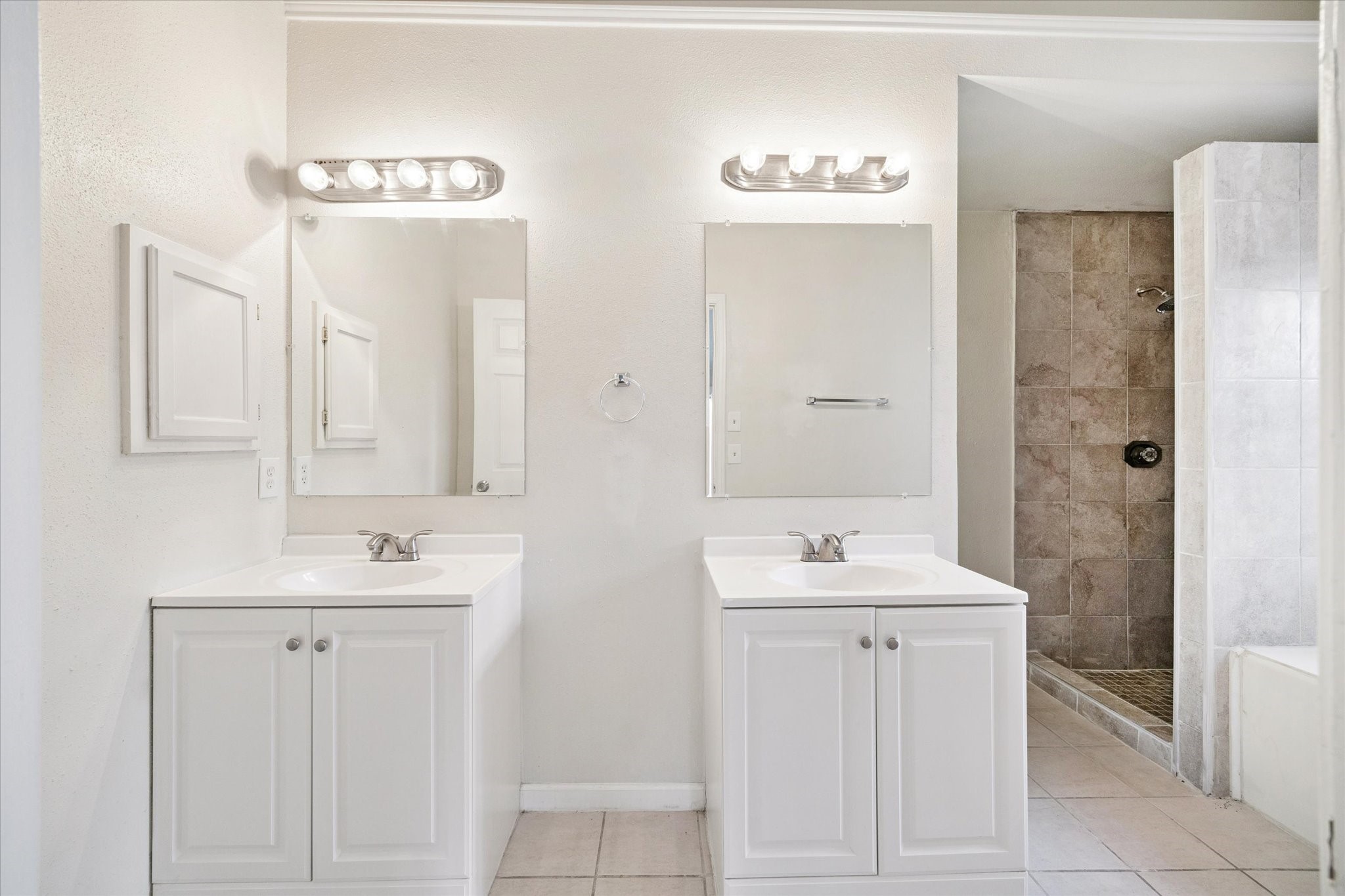 5715 South Magazine Circle Houston, TX 77084 - Photo 15 of 29 Separate vanities in primary bath