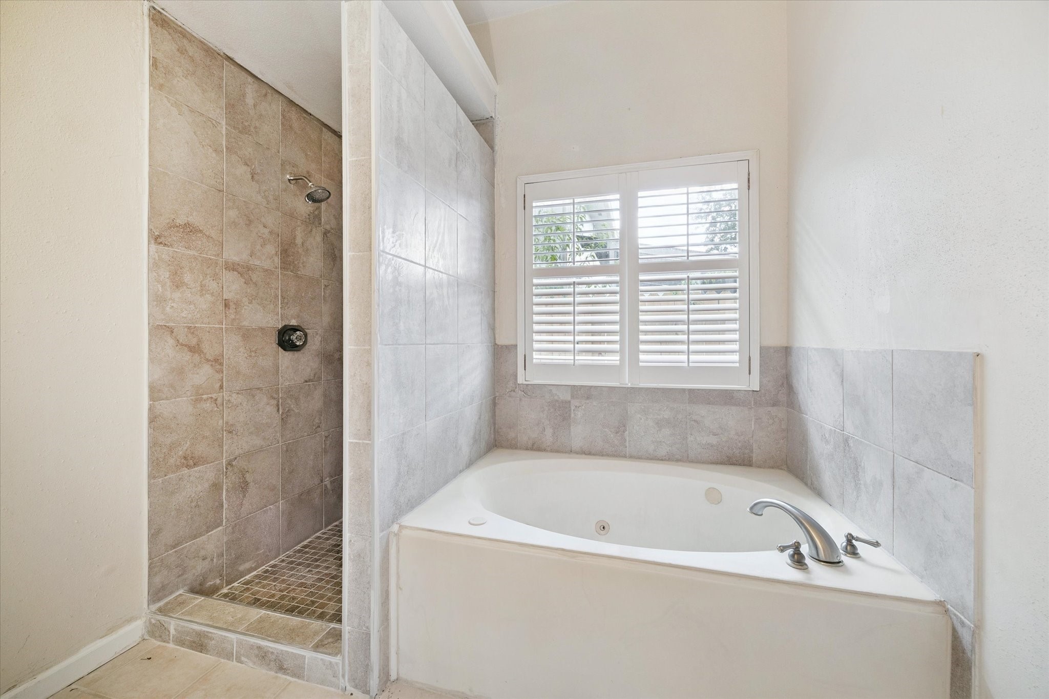 5715 South Magazine Circle Houston, TX 77084 - Photo 16 of 29 Separate shower and tub in primary