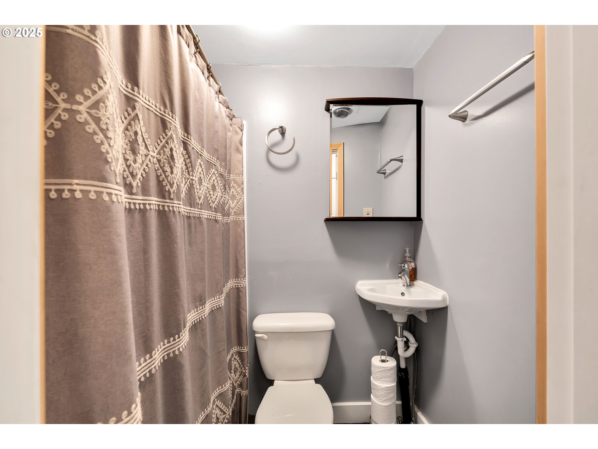 402 Southeast 75th Avenue Portland, OR 97215 - Photo 12 of 48