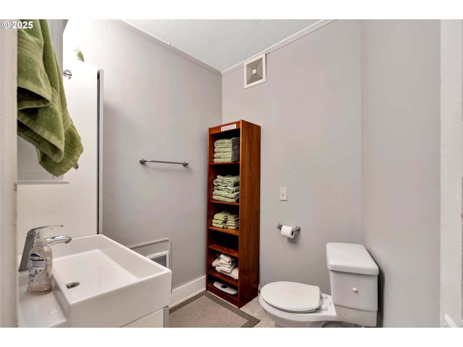 402 Southeast 75th Avenue Portland, OR 97215 - Photo 14 of 48