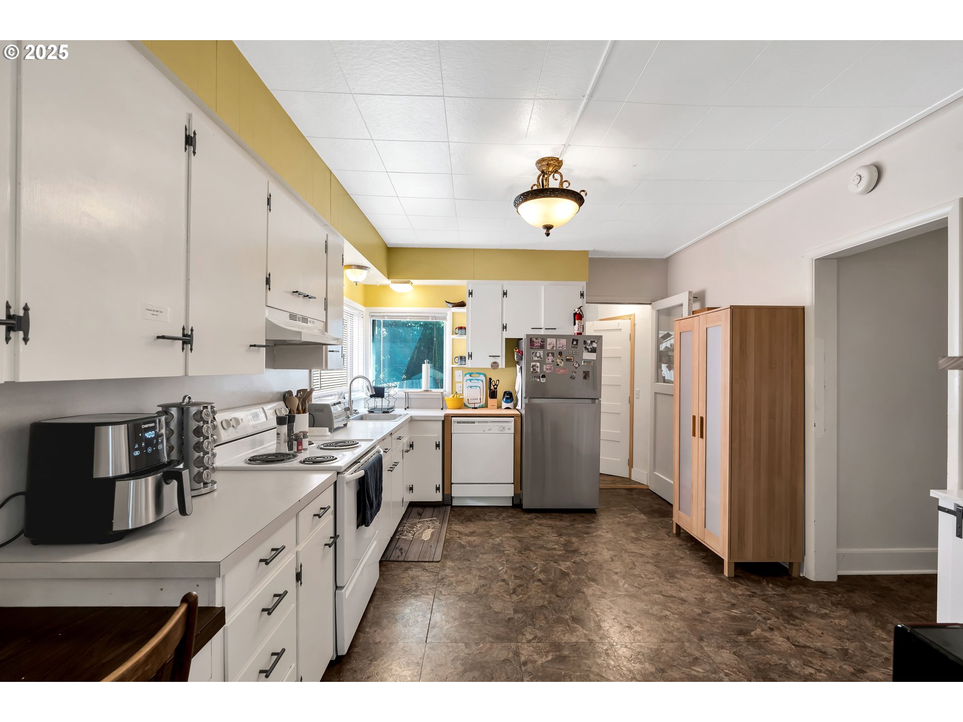 402 Southeast 75th Avenue Portland, OR 97215 - Photo 9 of 48