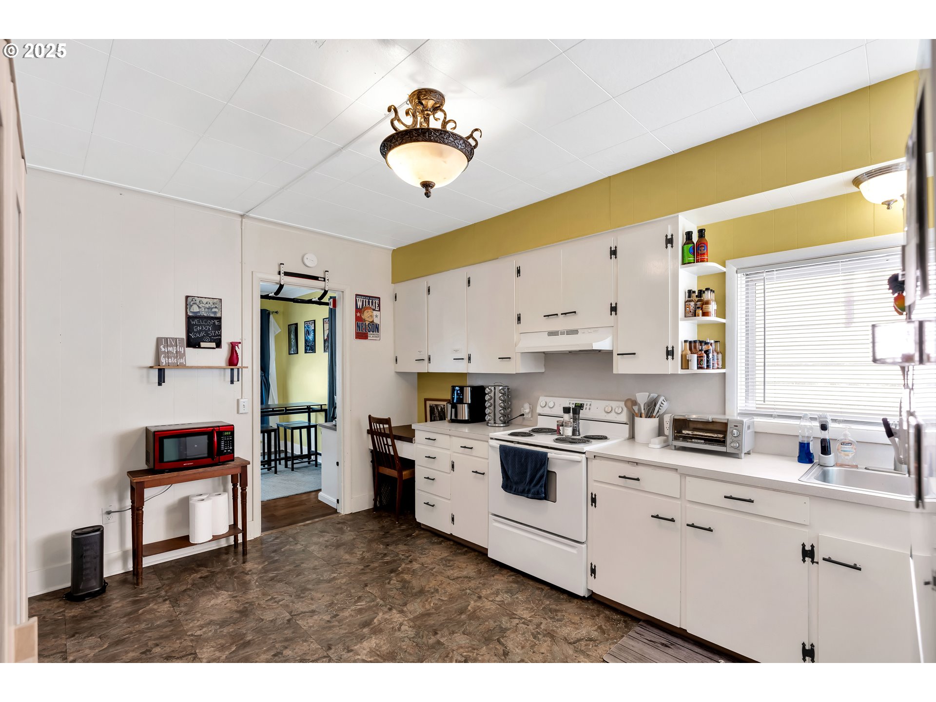 402 Southeast 75th Avenue Portland, OR 97215 - Photo 10 of 48