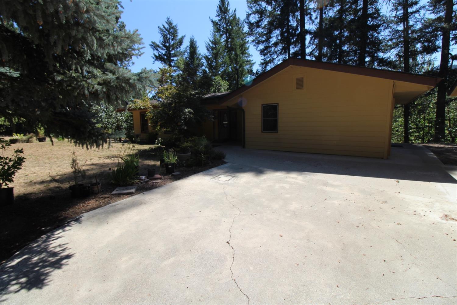8775 North Applegate Road Grants Pass, OR 97527 - Photo 3 of 31 a backyard of a house
