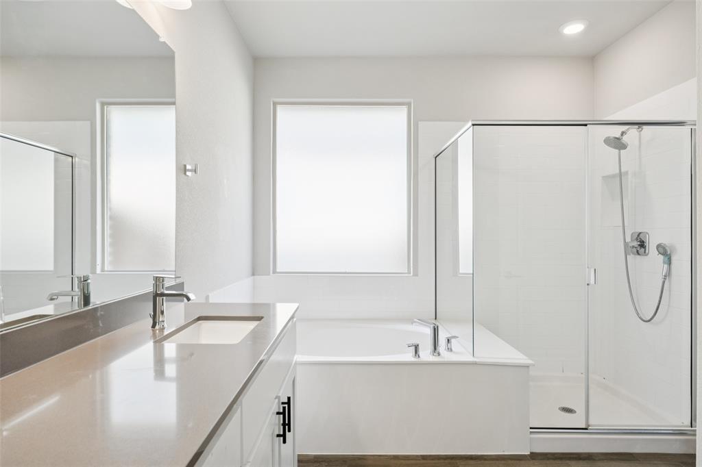 11520 Lavonia Road Fort Worth, TX 76244 - Photo 14 of 32 a bathroom with a bathtub and a sink