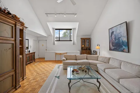 $648,000 | 21 Canterbury Road, Unit 15, Great Neck, NY 11021