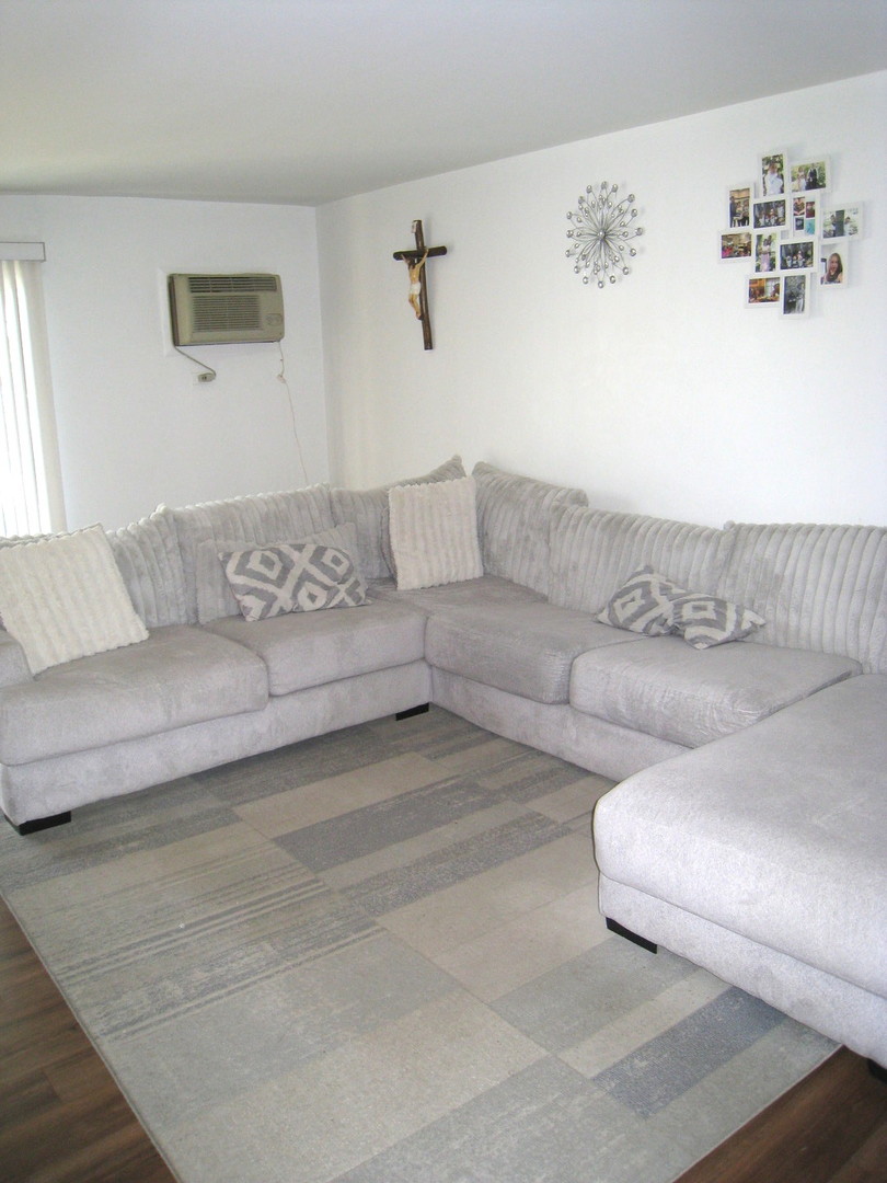 187 Pickwick Drive, Unit 1A Schaumburg, IL 60193 - Photo 4 of 17 a living room with furniture and a couch