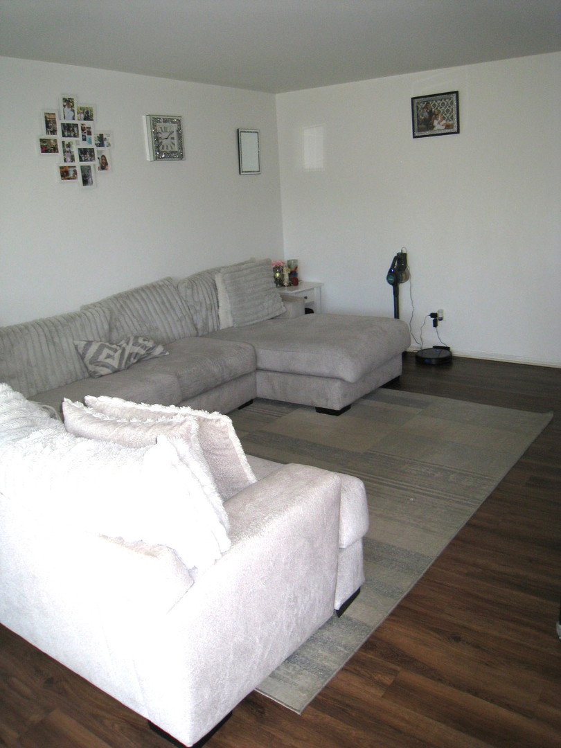 187 Pickwick Drive, Unit 1A Schaumburg, IL 60193 - Photo 5 of 17 a living room with a couch