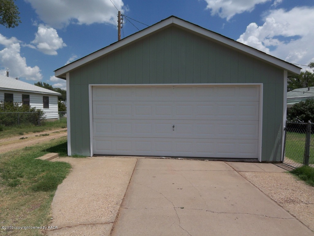 1614 Southwest 48th Avenue Amarillo, TX 79110 - Photo 11 of 13 a backyard of a house