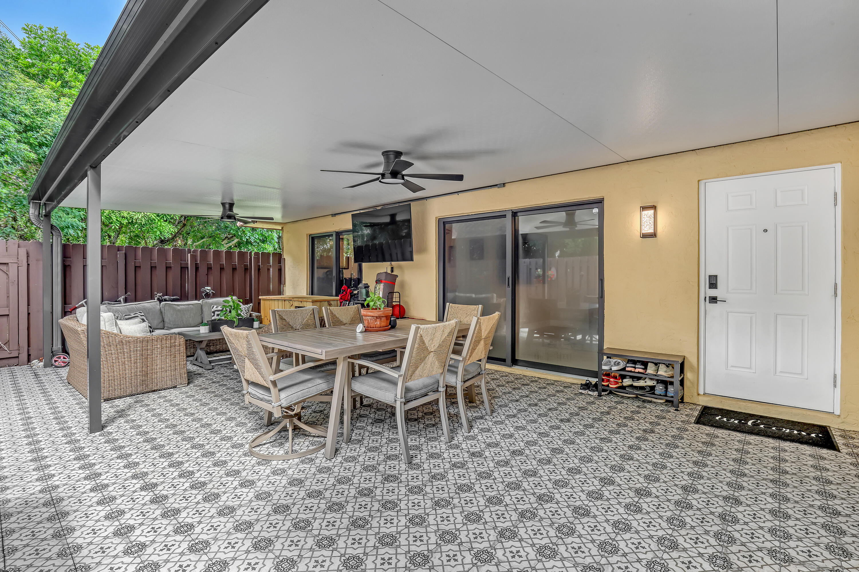923 Springdale Circle Palm Springs, FL 33461 - Photo 6 of 26 a view of a dining room and livingroom furniture