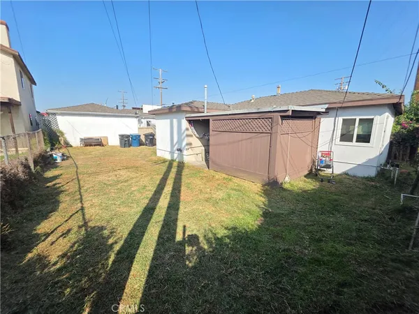 a view of a backyard