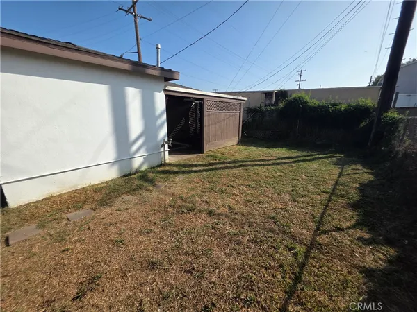 a view of a backyard