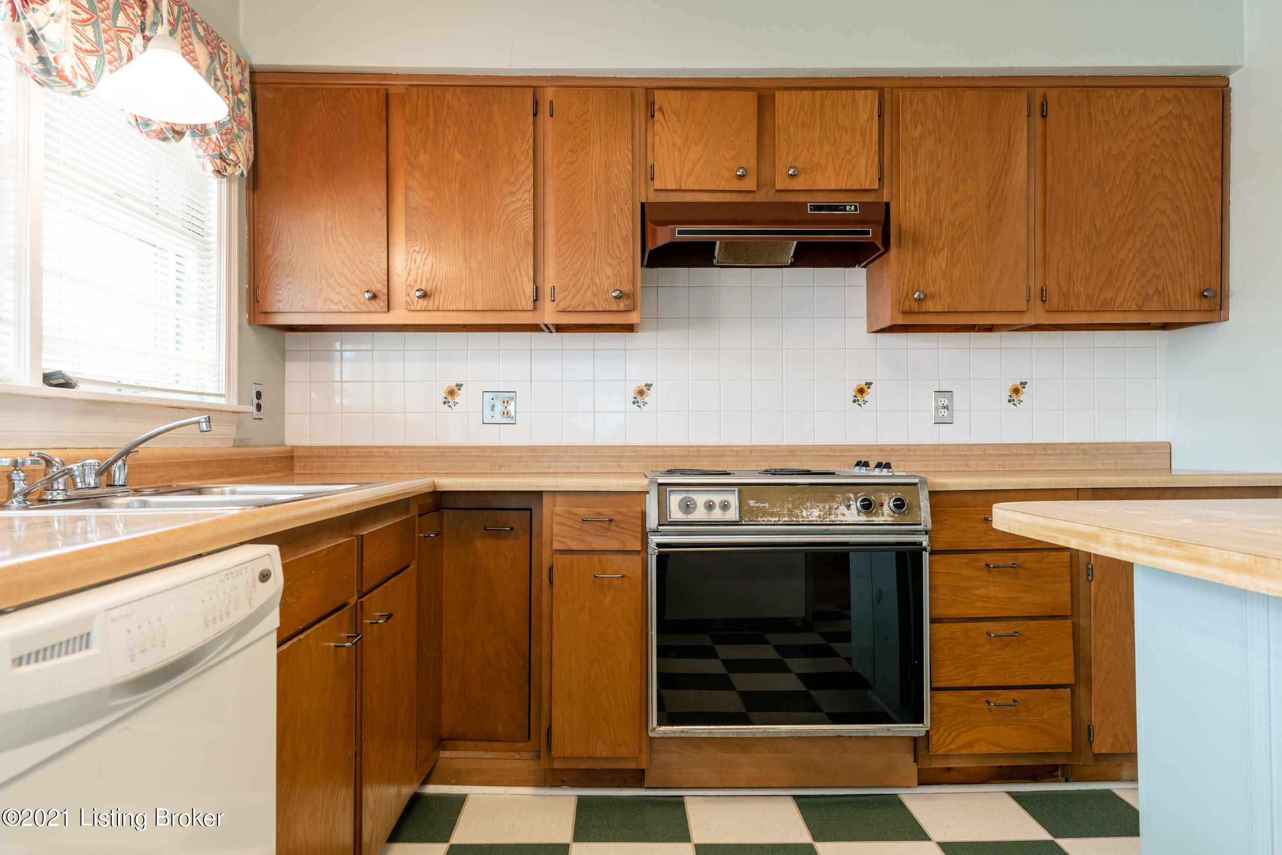 309 Tyne Road Louisville, KY 40207 - Photo 14 of 42 Kitchen