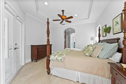 a en suite bathroom with a double vanity sink and mirror