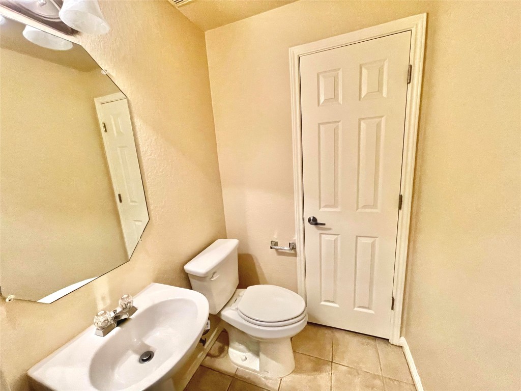 7708 San Felipe Boulevard, Unit 17 Austin, TX 78729 - Photo 8 of 10 a bathroom with a toilet and a sink
