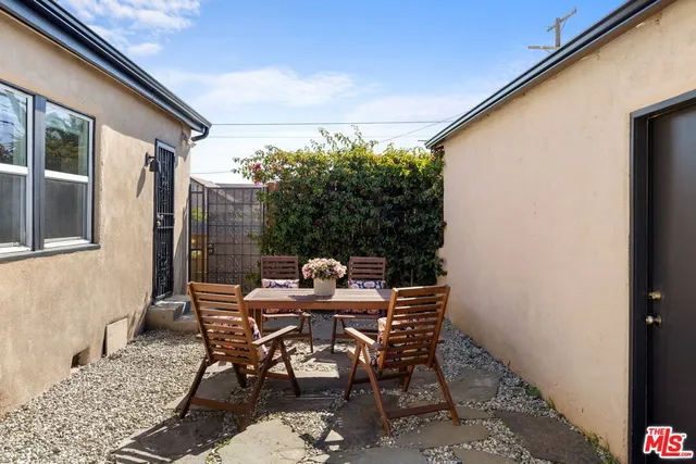 $998,000 | 2400 West 74th Street, Los Angeles, CA 90043