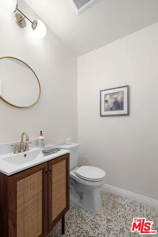 $998,000 | 2400 West 74th Street, Los Angeles, CA 90043