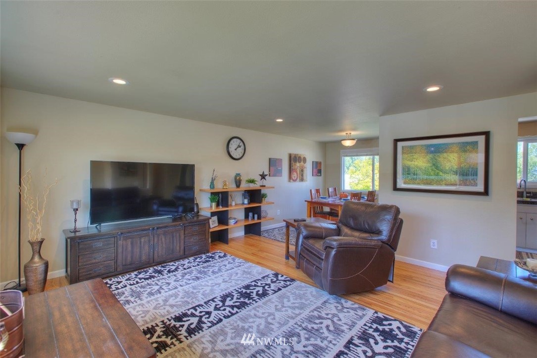 1708 Edmonds Way Southeast Renton, WA 98058 - Photo 5 of 22 Gallery Image 5