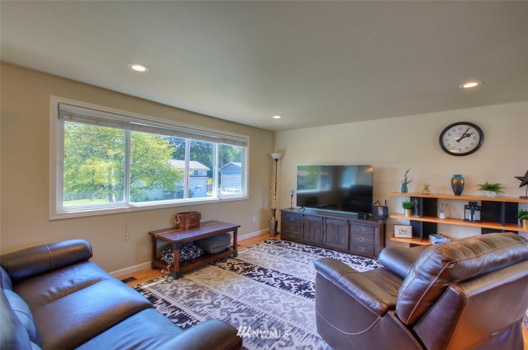 1708 Edmonds Way Southeast Renton, WA 98058 - Photo 6 of 22 Gallery Image 6