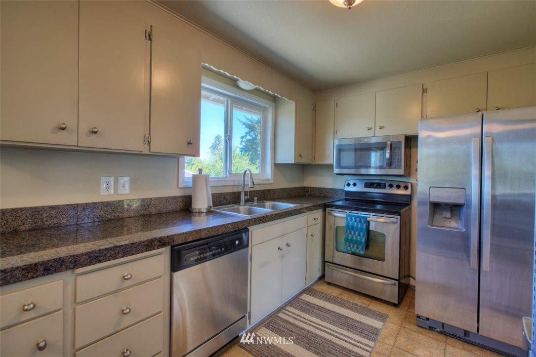 1708 Edmonds Way Southeast Renton, WA 98058 - Photo 8 of 22 Gallery Image 8