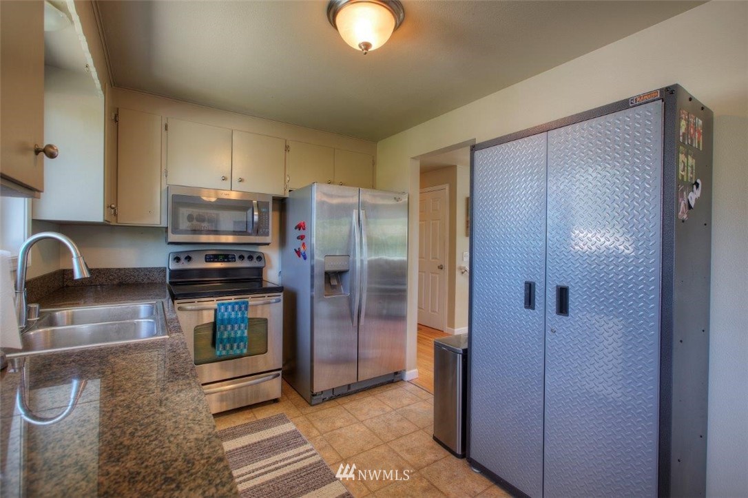 1708 Edmonds Way Southeast Renton, WA 98058 - Photo 9 of 22 Gallery Image 9