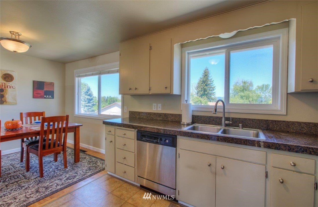 1708 Edmonds Way Southeast Renton, WA 98058 - Photo 10 of 22 Gallery Image 10