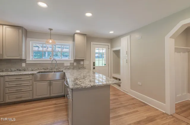 $545,000 | 31232 Hollyfield Road, Damascus, VA 24236