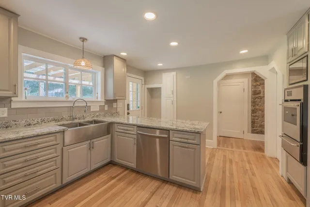 $545,000 | 31232 Hollyfield Road, Damascus, VA 24236