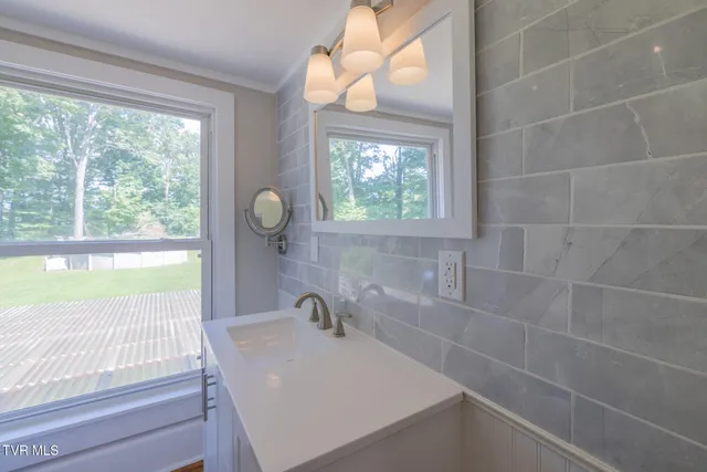 $545,000 | 31232 Hollyfield Road, Damascus, VA 24236