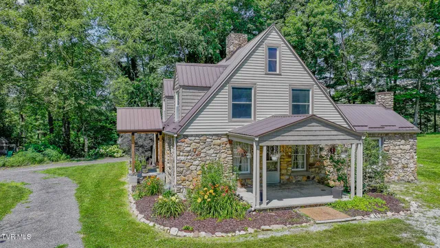 $545,000 | 31232 Hollyfield Road, Damascus, VA 24236