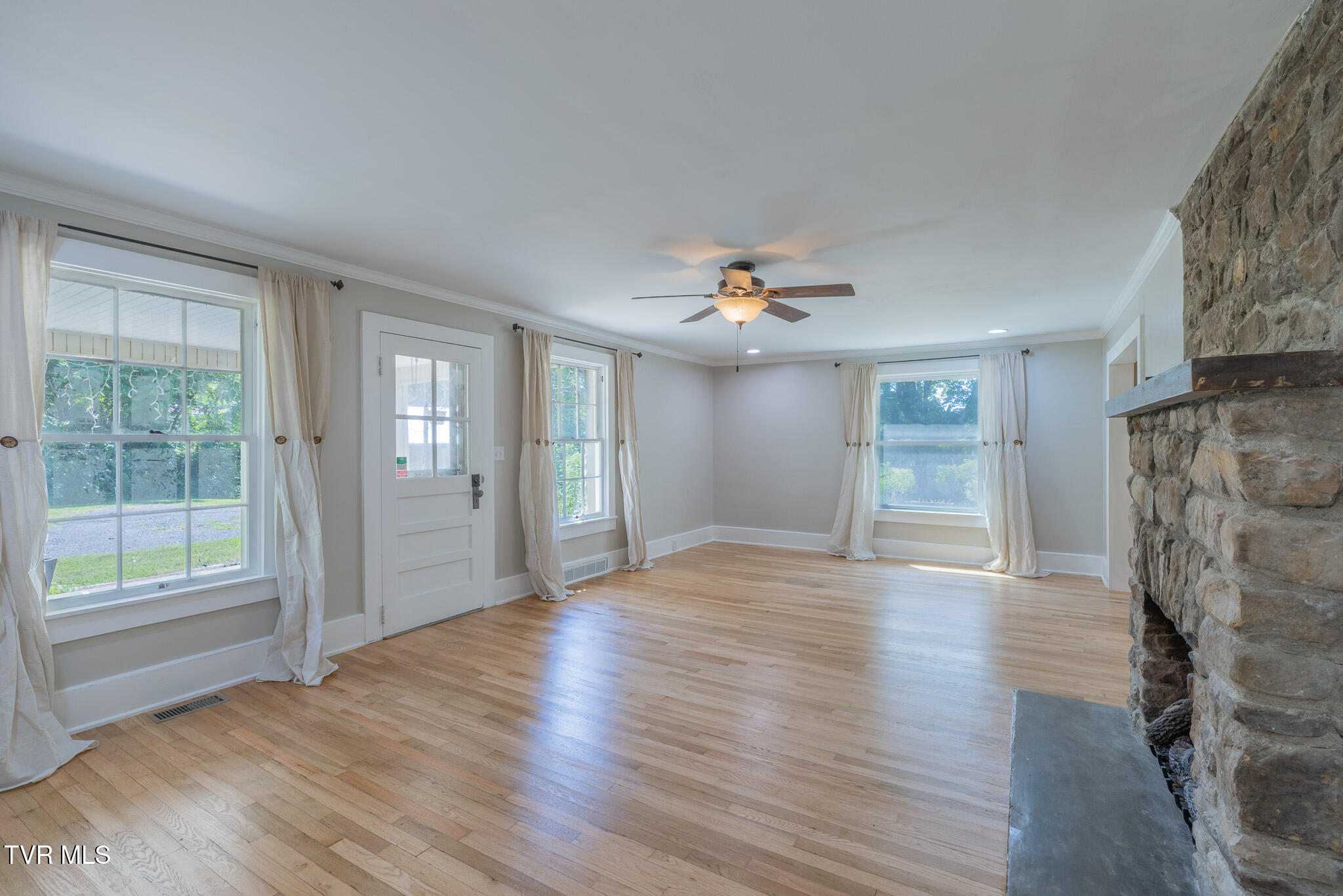 31232 Hollyfield Road Damascus, VA 24236 - Photo 9 of 46 1R9A5601-HDR