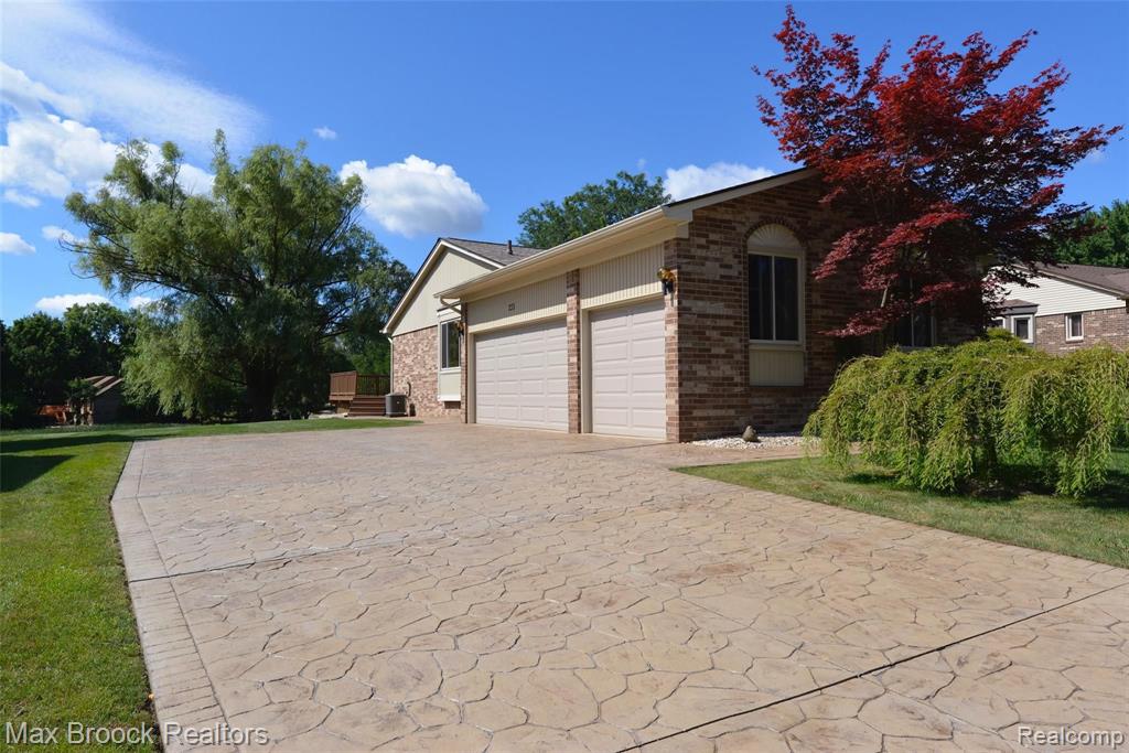 233 Coldiron Drive Rochester Hills, MI 48307 - Photo 2 of 24