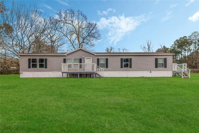 a view of a yard in front of house