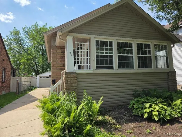 $1,600 | 177 North Riverbank Avenue, Wyandotte, MI 48192