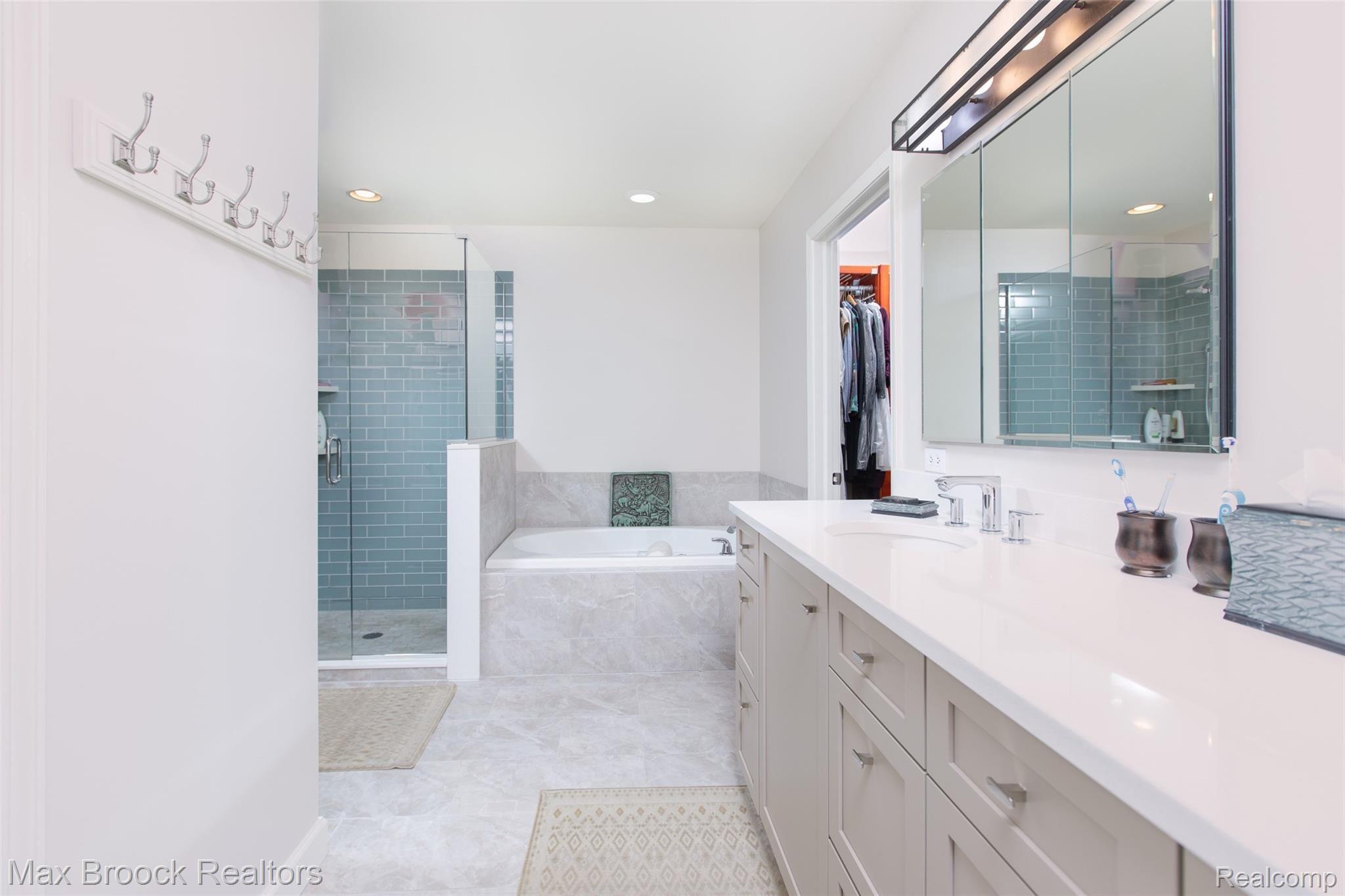 3641 Winding Brk Circle Rochester, MI 48309 - Photo 14 of 31 Master Bath.jpg