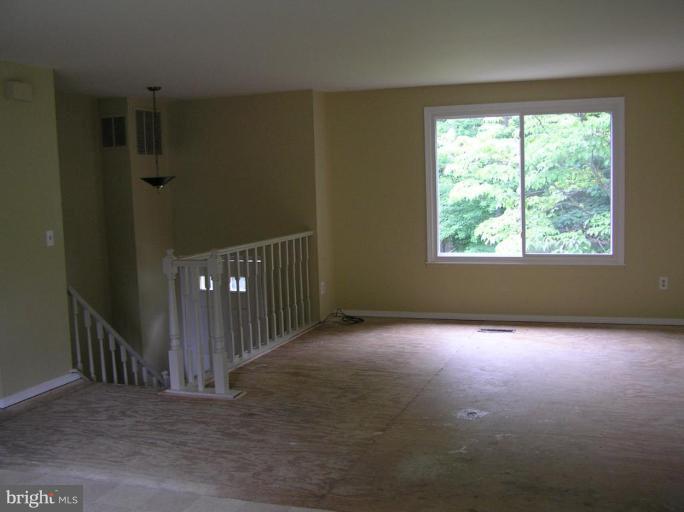 968 Shore Acres Road Arnold, MD 21012 - Photo 5 of 10 Living Room
