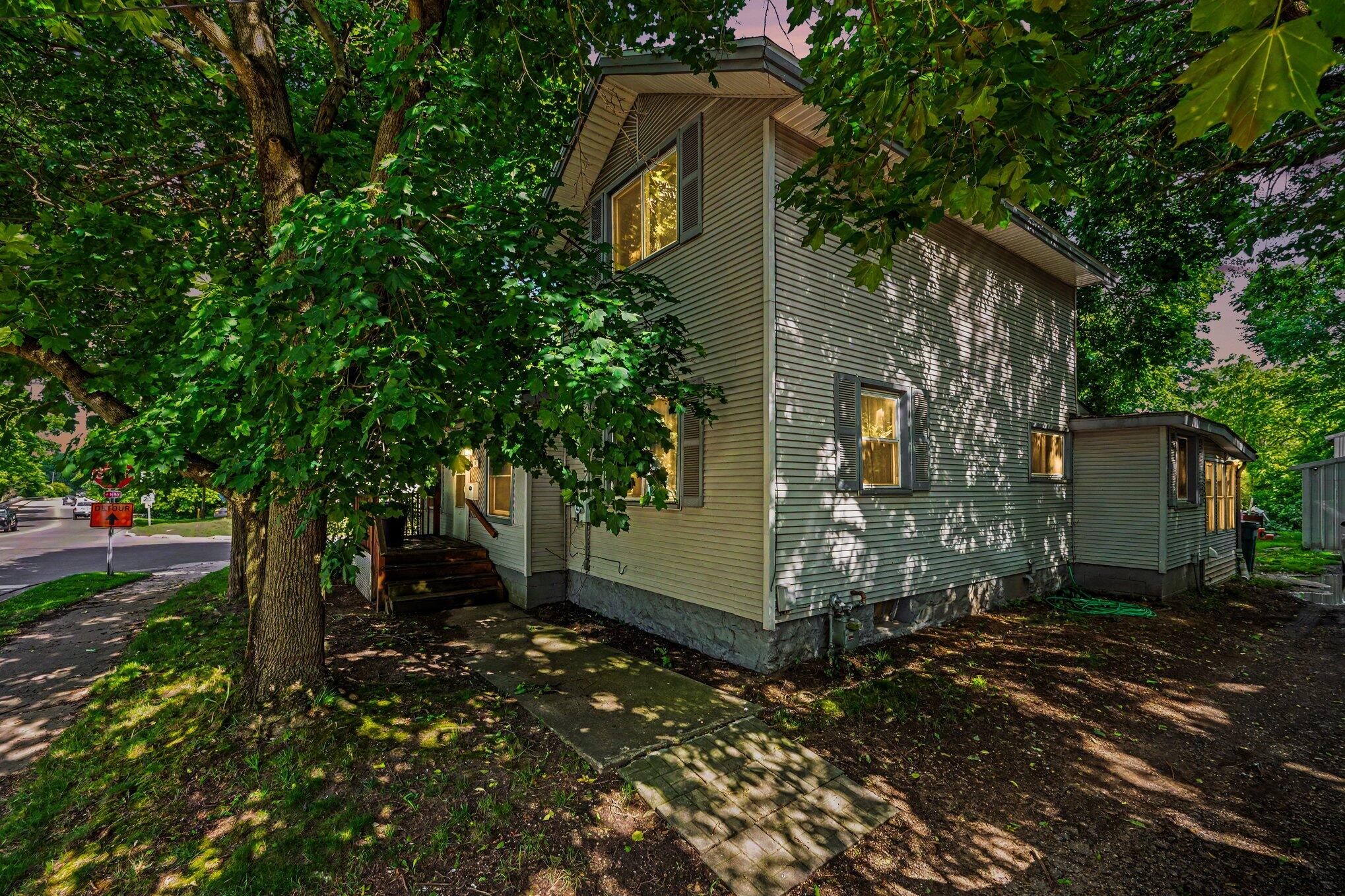 402 West Broadway Street Three Rivers, MI 49093 - Photo 2 of 27 001_file_9849