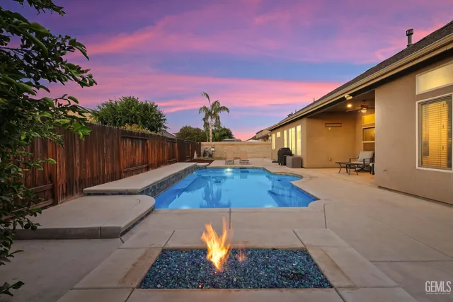 a view of a backyard