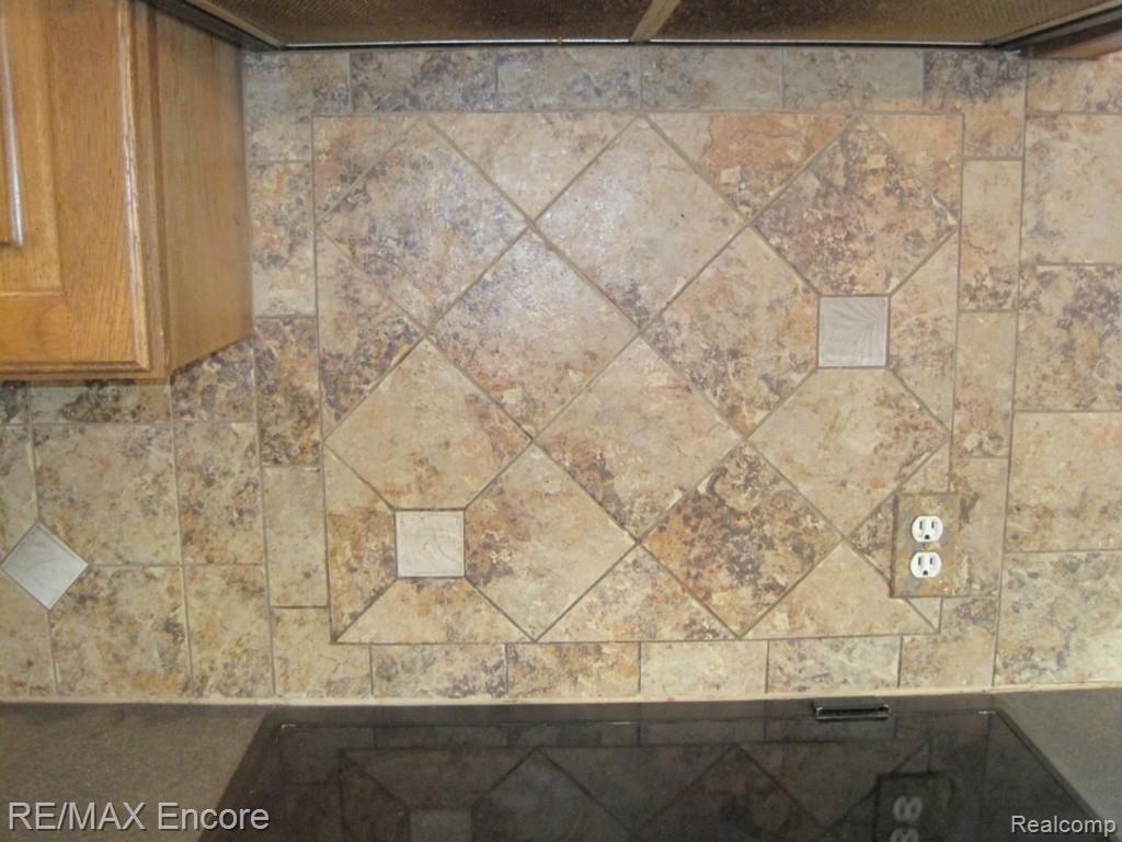 9617 Hadley Road Clarkston, MI 48348 - Photo 13 of 36 Kitchen Tile Backsplash