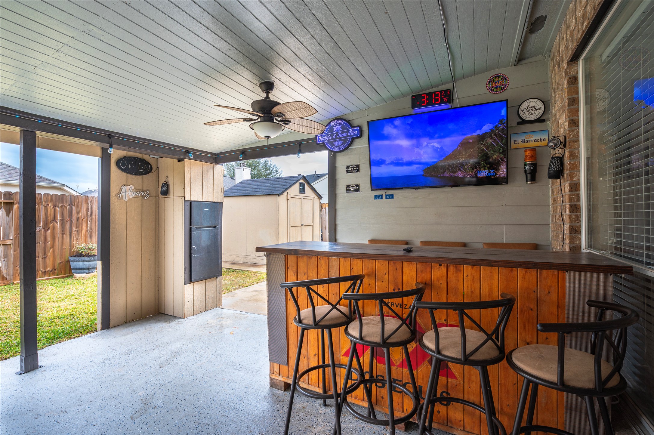5011 Lakeside Court Pasadena, TX 77504 - Photo 26 of 31 a view of an chairs and table in a balcony